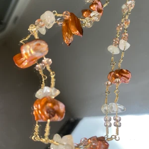 HALSBAND - Ett handgjort halsband av metall och bruna/vita pärlor! Spännet är försilvrat och frakten ingår i priset🙏 __________________________________________  Checka min profil, finns massvis med smycken för bra priser❣️ hör av dig med frågor, kan även customiza så du får vad du vill ha🙏🤝  __________________________________________