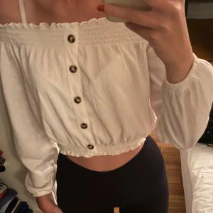 Vit of shoulder blus - En vit off shoulder blus/topp från HM i storlek S. ALDRIG ANVÄND. Och säljes därför för 150kr.     Jag postar men köparen står för frakten. 📦  Katt finns i hemmet 🐱 Rökfritt hem 🚭
