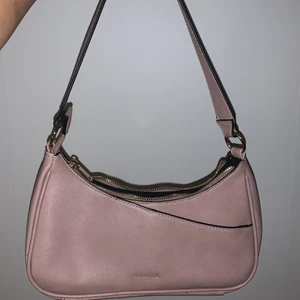 Don Donna Axel väska - Använd 1-2 gånger, säljes pågrund av ingen användning av den. Pris kan diskuteras !!