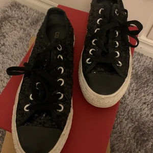 Converse  - Så fina svarta converse i paljetter väldigt populära! Nya knappt använda , Köparen står för frakt på 66kr 