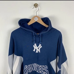 Hoodie - En blå, grå, vit vintage Hoodie. Från New Yorker Yankees. Den är inte mjuk innuti. Den har inga hål eller större slitningar men man märker att den är använd. Som en begagnad vintage tröja brukar kännas. Den är i storlek L och är overzised. Köpte den för 475 kr (+200kr frakt) på en vintage sida i England. Hör gärna av er om ni har några frågor :)