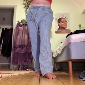 Byxor i jeans-imitation  - Byxor i jeans-imitation strl 56 skulle jag gissa… lappen sitter inte kvar. Relativt bra skick. Använt som väldigt oversized byxor. 