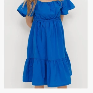 Blå klänning - Blå klänning! Fått den av min syster men den kommer ej till användning så jag säljer den. Skriv privat för fler bilder på klänningen🦋 Står ingen storlek men skulle säga xxs😚😚