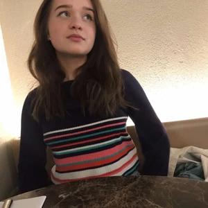 Superfin topp!! - Säljer denna sinnessjukt snygga tröja som jag köpte här på Plick! 💛💛Det är en randig tröja från Tommy Hilfiger💗💕💞💘💓 Den är från barnavdelningen men passar som en Xs/S på mig! Köparen står för frakten😇