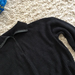 Stickad tröja med dragkedja i storlek s - Helt ny och ej andvänd stickad tröja, säljer pga för liten