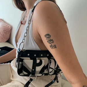 Väska - Fin abstract väska köpt på secondhand, frakt tillkommer 🥰