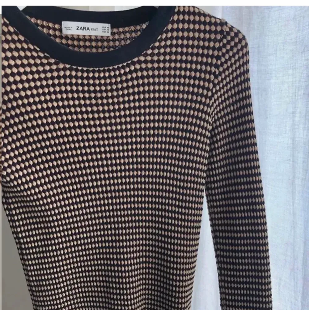 (Lånade bilder) säljer denna trendiga tröja från Zara! Använd ett fåtal gånger så i väldigt fint skick! Kan skickas men då tillkommer frakt!🥰. Tröjor & Koftor.