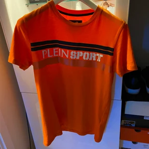 Plein sport t shirt, Strl S - Hej, säljer en plein sport t shirt. T shirten är är köpt från johnells för 1400kr. Tröjan är använd ett väldigt fåtal gånger vilket också kan ses på hur fint trycket är och inga hål eller liknade på tröjan. Tröjan är ganska stor i storlek och passar även till de som har M.