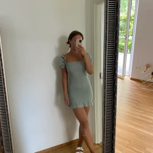 Klänning - Säljer denna underbara klänningen i en blågrön färg. Använd fåtal gånger och i ett bra skick. Storlek S. Frakt tillkommer 💚💙