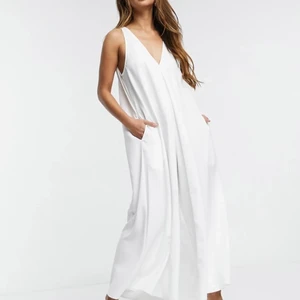 Asos vit jumpsuit 38 - Aldrig använd och helt ny. Den passade inte riktigt min stil. Slutsåld på Asos. Lös passform som man kan ha bälte till. 