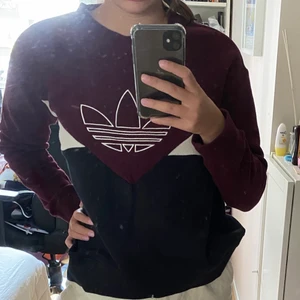 Adidas sweatshirt  - Tröjan är knappt använd och därför i gott skick, lite för liten på mig och egentligen sitter den lite mer pösigt än vad det ser ut som på bilden. 