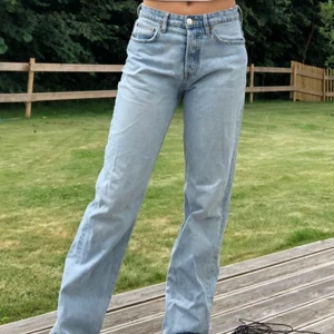Zara midrise straight jeans!! - Säljer nu mina as-snygga Zara jeans i modellen midrise straight!!🤍 Storlek 36!! MINA BILDER!🤍 Köp direkt för 700kr+ frakt eller buda i kommentarerna! Hör av dig vid frågor 💞 frakten är spårbar. Jeansen är endast testade så nyskick!