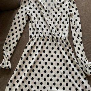 Strl XS - Väldigt fin klänning från Gina som jag köpte förra året som enbart är använd 1-2 gånger. Klänningen är i strl XS men skulle säga att den passar S också