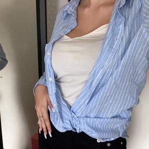 Vit och ljusblå randig skjorta. Från H&M! Väldigt oversized nästan herrstorlek. 💙Strl S💙 Oanvänd! 