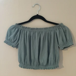 Off shoulder magtröja - Off shoulder magtröja köpt från H&M i storlek XS. Pälsdjur finns i hemmet, kan mötas och skickas både spårbart och vanligt! Bara att höra av er vid fler frågor. 🌞🦋