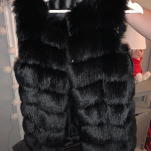 Pälsväst från Chelsea! - Oanvänd väst med prislapp kvar! 