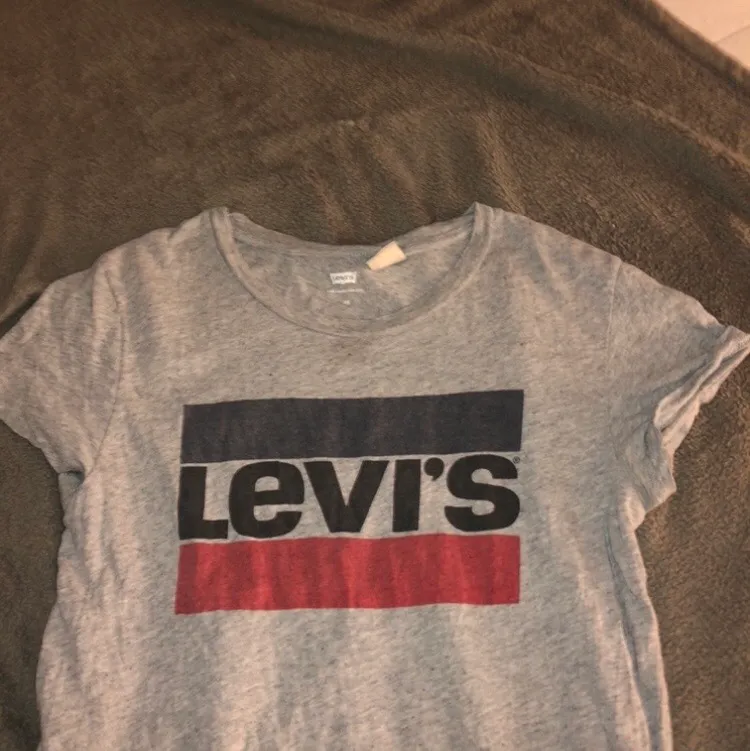 levi’s T-shirt i grymt skick, passar även S. T-shirts.