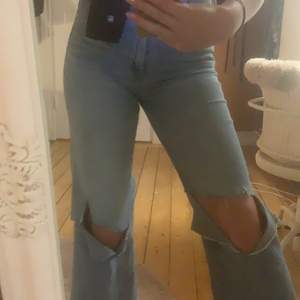 Ett par skitsnygga slitna raka jeans som tyvärr blivit för korta för mig ;(