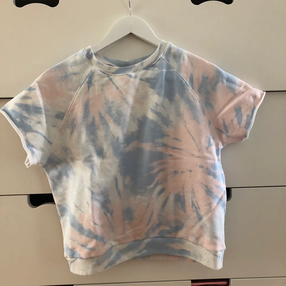 Cool T-shirt ifrån H&M i stolek S. Har bara använt den vid ett tillfälle. Pris: 75kr exklusive frakt. Vid flera intressen, gäller högsta bud💓. T-shirts.