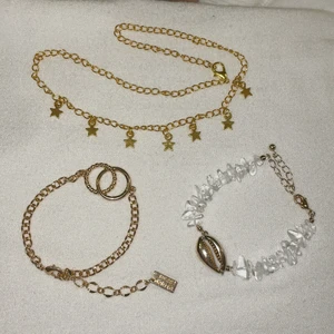 Smycken - Två armband och ett halsband, allt för 120kr eller 49kr/st för armbanden och halsbandet 59kr. Frakt på 12kr tillkommer oavsett 💗