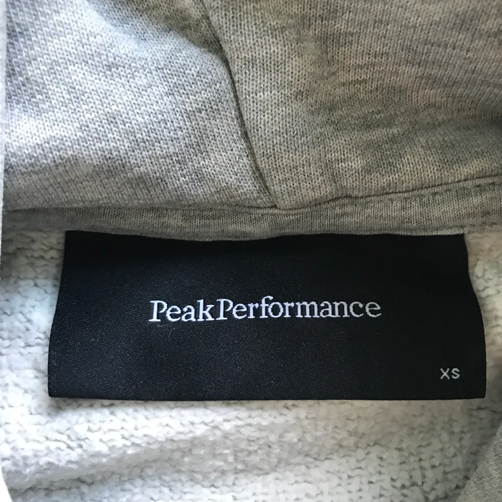 Jättefin peak hoodie i storlek xs. Säljer då jag är en s/m i kläder och hoodien har därmed inte kommit till användning pga för liten. Hoodien är i bra skick och utan skavanker. En jättefin hoodie till bra pris! 💕 . Hoodies.
