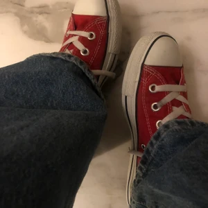  Converse Skor i storlek 37 - De är i storlek 37 de är lite slitna, säljer de efter som de är för små för mig men de är jätte fina 