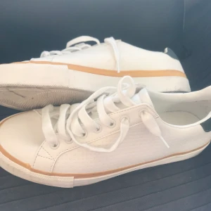 Vita skor - Riktigt fina och passar till allt, storlek 40, köpta för 700kr 