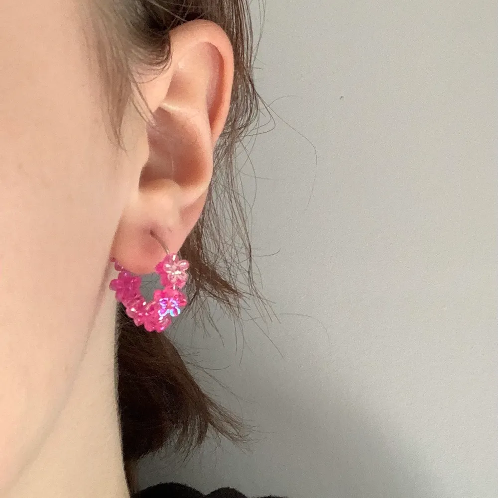 Söta öronhängen med rosa blommor. Själva ringarna är i sterling silver. Vill du veta något mer så är det bara att fråga😊. Accessoarer.