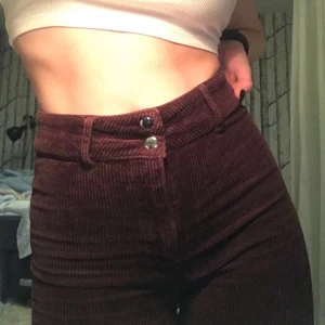 Byxor  - Superfina och coola byxor ( har glömt vad materialet heter- men hoppas ni ser vad det är för något material) Priset kan  diskuteras - weekday 