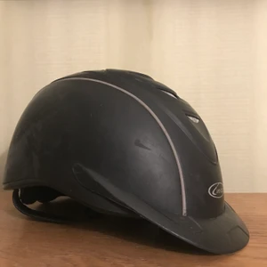 Ridhjälm  - Vg1 märkt Lami-cell ridhjälm. Använd och repig aldrig avramlad i. Använd ca två terminer. 