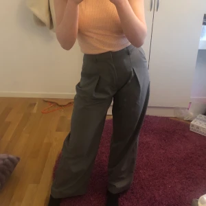 Gråa kostymbyxor - Säljer dessa asnajs helt slutsålda kostymbyxorna från Gina! Andra bilden är lånad från Molly Malhotras instagram men det är exakt samma byxor! De är helt oanvända och har prislappen kvar. Köpare står för frakt!