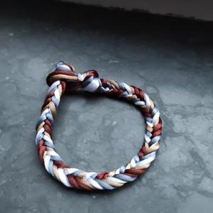 Egen tillverkat armband - Här har vi ett armband jag själv har gjort. Den sitter bra på handleden och är justerbart. Den är 20-21 cm som mest men den går att dra åt lite som man känner för. Min handled som agerar modell är 15 cm. Priset är inklusive frakt 🥰  