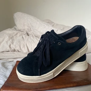 Svarta Eytys  - Säljer mina eytys i modellen ”doja” i svart mocka! Storlek 39! Sparsamt använda då de köptes i fel storlek! 