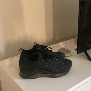 Nike Air Max skor - Hej hörni! Jag säljer nu mina Nike Air Max 97 skor då jag inte längre använder dom. Skorna är vid ett jätte bra skick, använt endast ett par gånger! Nypris är vid cirka 1500 kr- 1900 kr och jag säljer mina för 500. Hör gärna av dig om du är intresserad! Kan även fraktas! 