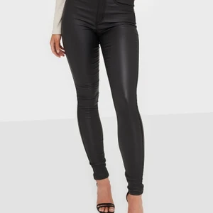 Skinn byxor från Vero Moda  - Jättesnygga skinn byxor från VeroModa. Använt men fortfarande jättefina ( lånade bilder) pris: 120kr + frakt 