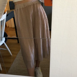 Glittrig kjol ✨ - Jättefin glittrig långkjol från Mango😇 har sytt in den själv lite i resåret men det går att sprätta upp så blir den sin original storlek