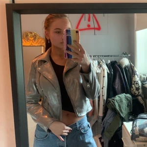 Silvrig skinnjacka - Super fin och coool skinnjacka från zara i storlek XS lyfter verkligen upp hela outfiten! Köptes för 899kr och i bra skick!🥰🥰