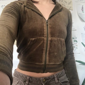 Brun sammetkofta - Söt brun sammetskofta i uppskattad storlek xs-s. Köpare står för frakt. Dm vid intresse. Defektfri. Högsta bud 70kr+frakt. Avslutas 18/3 22:00. KONTAKTA MIG PRIVAT INNAN DU BUDAR ANNARS ÄR BUDET EJ GILTIGT
