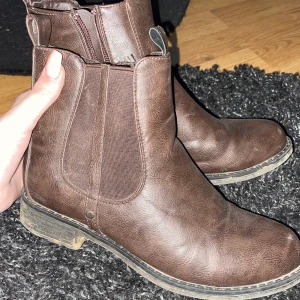 Skor - Säljer mina sköna skor. Dom kommer självklart tvättas innan dom skickas. Köparen står för frakten.