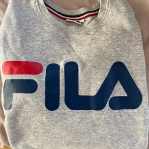 Fila sweatshirt - Sweatshirt från fila med stort tryck på bröstet | strl L | frakt tillkommer