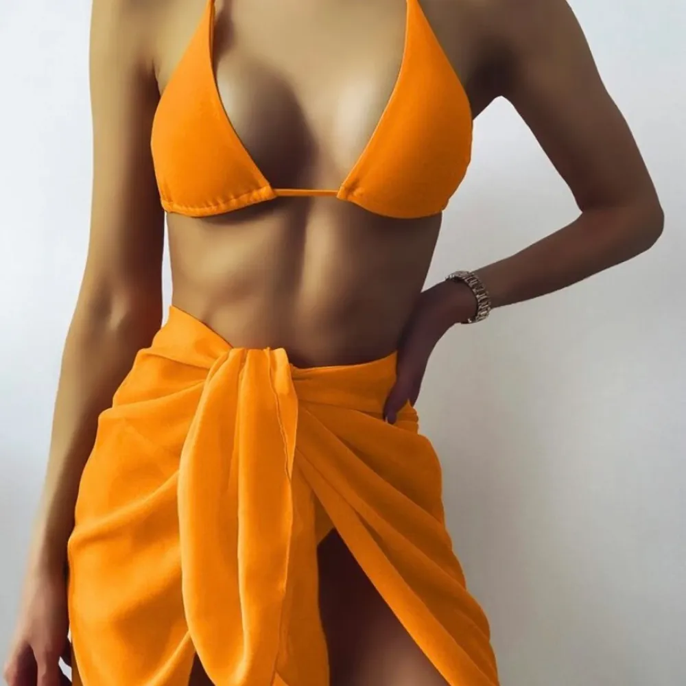 Säljer denna oranga fina bikinin. Det medkommer också en strand kjol, också i orange. Säljer för jag råka köpa i fel storlek. Köparen står för frakt. 💕💖. Övrigt.