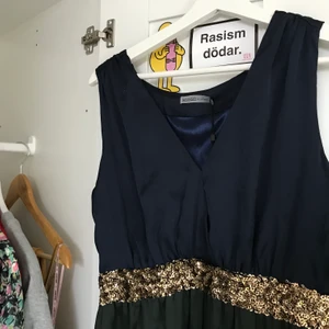 Klänning - Såååå vacker klänning från Soaked in luxury i stl S!!! Helt oanvänd med prislapp på, endast prövad. Kan användas tex till balen eller en fin middag🥰 Nypris 750kr, därav priset. Köparen står för frakt.