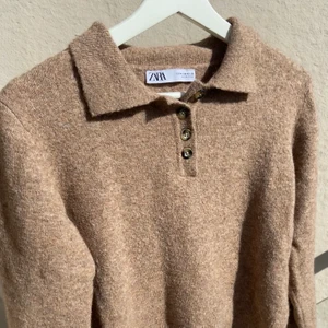 Brun tröja - Säljer min bruna tröja från Zara, använd någon fåtal gång🤎🤎 Den är extremt mjuk och skön, inte för varm. Är du intresserad så kontakta mig! Köparen står för frakten 📦🚚✨ (bud: 230+frakt) Köp direkt: 300kr