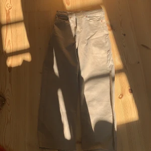 Byxor - Säljer dessa helt nya oanvända beach bruna byxor      Budgivning start bud 150kr 