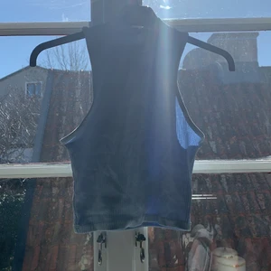 Crewneck west shirt - Säljer denna ljus blå crewneck west shirt aldrig använd 