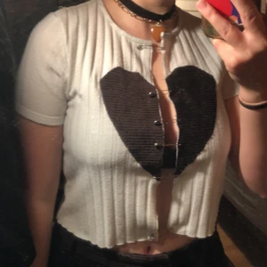 Swag t-shirt - En as cool omgjord t-shirt ;) Säkertnålarna ingår tyvärr inte i priset, det blir extra 20kr om man vill ha med dem också :) köparen står för frakten <3