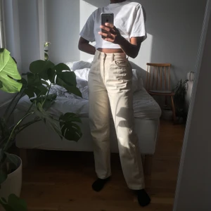 Beige Row - Beige jeans i modellen Row! Säljs ej längre på Weekday. Toppenskick💜