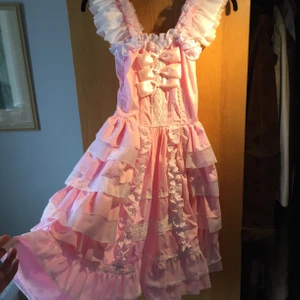 Lollita klänning  - Jättefin lollitaklänning som aldrig använts. Den kostade 1100kr så jag vill inte sälja den under 800:) den ör storlek s tror jag men väldigt elastisk och passar mig som vanligtvis har m. 