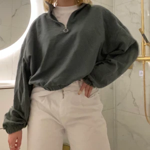 Half zip hoodie - Half zip hoodie från Bik bok! I stl M, jag är en vanligtvis xs/s så då förstår ni ungefär hur den sitter🤎👍