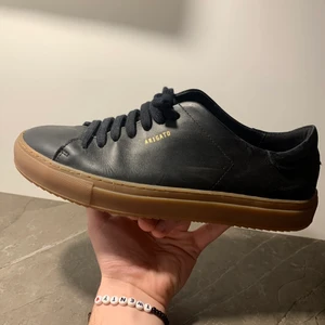 Axel Arigato Black Leather Storlek 40 - Ett par Axel Arigato i svart läder och gummisula i storlek 40. Använda två eller tre gånger och har inga skador som ni kan se på bilderna. Skorna tvättas för hand innan den skickas iväg! Skickas spårbart